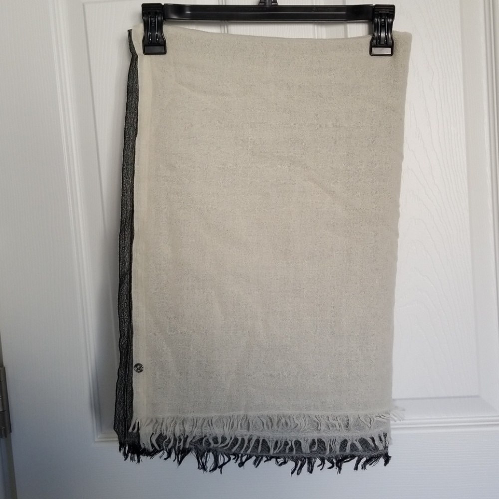 Lululemon Warrior Scarf Black White